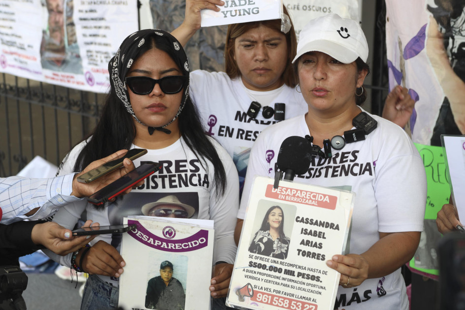 Madres buscadoras protestan frente al Palacio de Gobierno de Chiapas (México) para exigir justicia al nuevo gobierno.