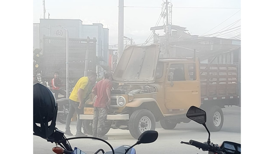 El incendio se registró frente a la estación de Policía de Marquetalia (Caldas).