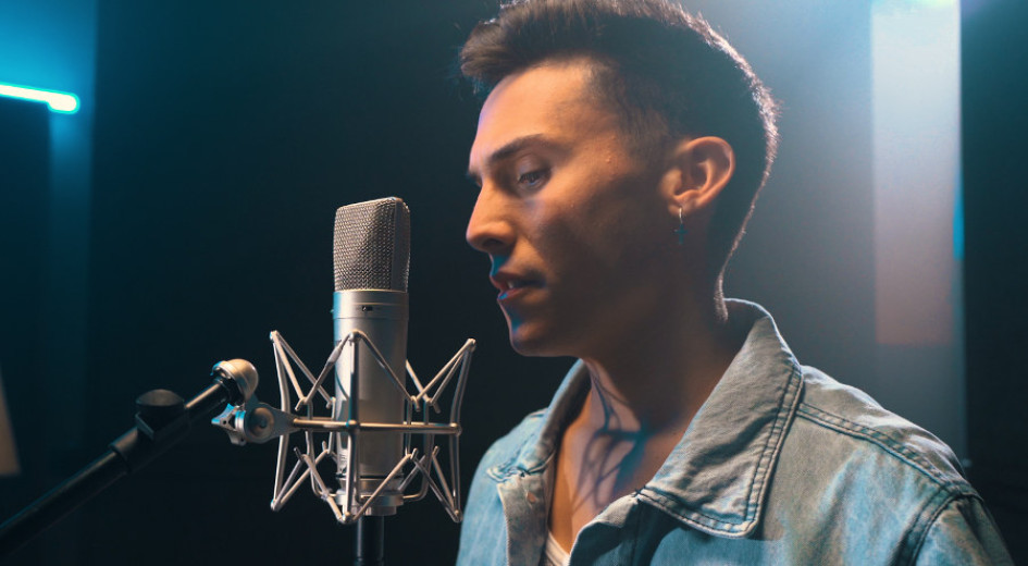 Nico Scrinzi es un cantautor argentino.