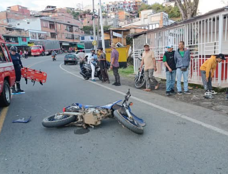 Así quedó la moto luego de colisionar con el campero.