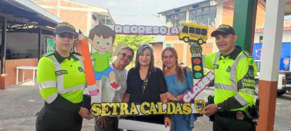 Fotos de la Policía, autorizadas Retorno a los salones en Chinchiná