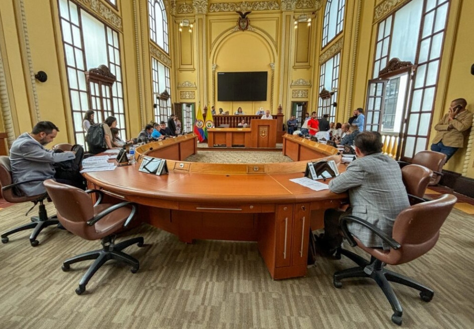 La Asamblea de Caldas está conformada por 14 diputados que representan diferentes partidos políticos.