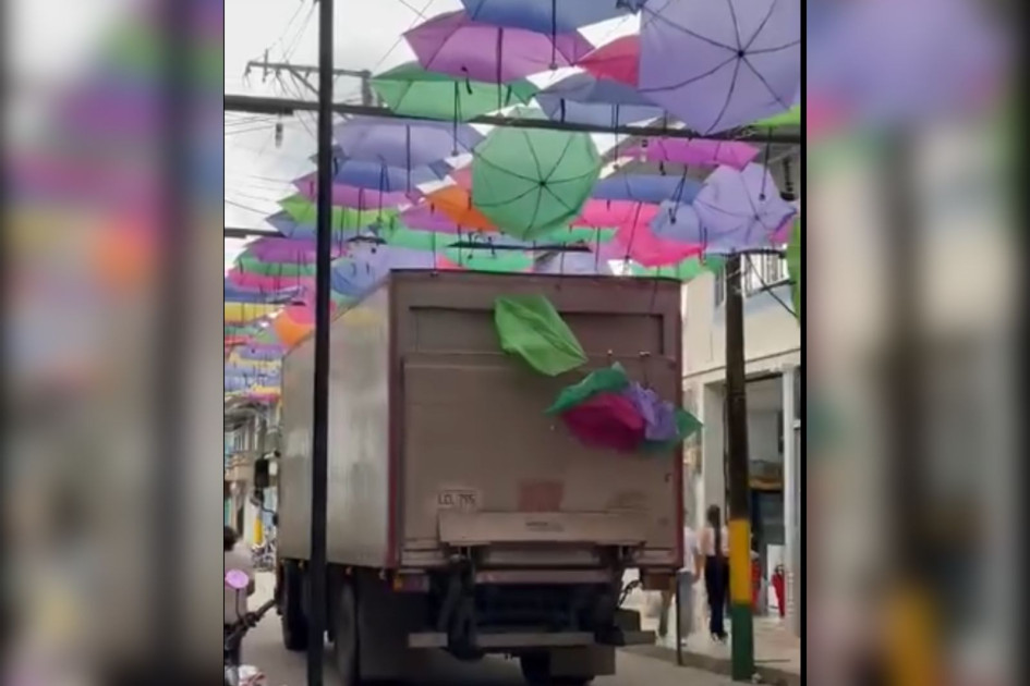 Sombrillas que tumbó el camión a su paso de la calle real de Samaná.