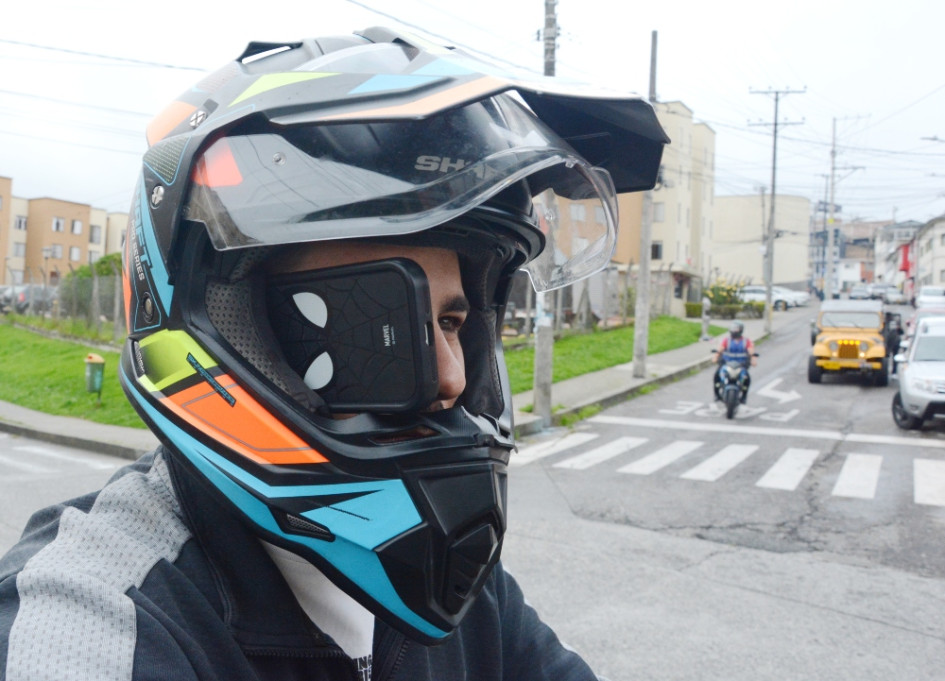 El celular dentro del casco, además de incómodo para manejar, es peligroso porque el conductor se distrae y aumenta el riesgo de siniestros de tránsito. El celular dentro del casco, además de incómodo para manejar, es peligroso porque el conductor se distrae y aumenta el riesgo de siniestros de tránsito.