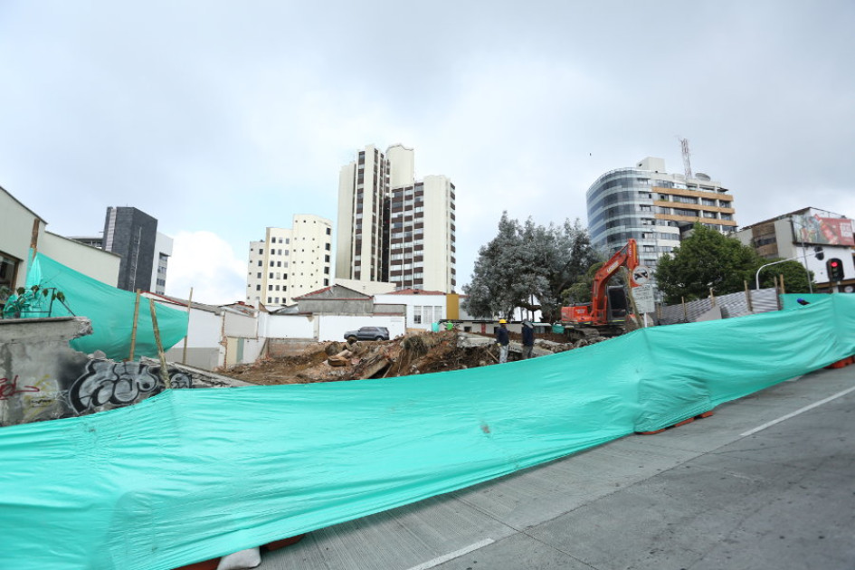 En el espacio que ocupaba la casa se construirá un edificio de tres pisos que tendrá 17 parqueaderos, según se lee en el letrero instalado por la Curaduría Urbana Número dos de Manizales.