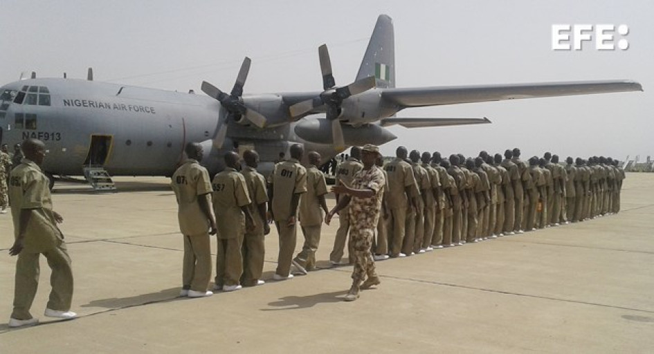 Ejército de Nigeria al costado de un avión. 