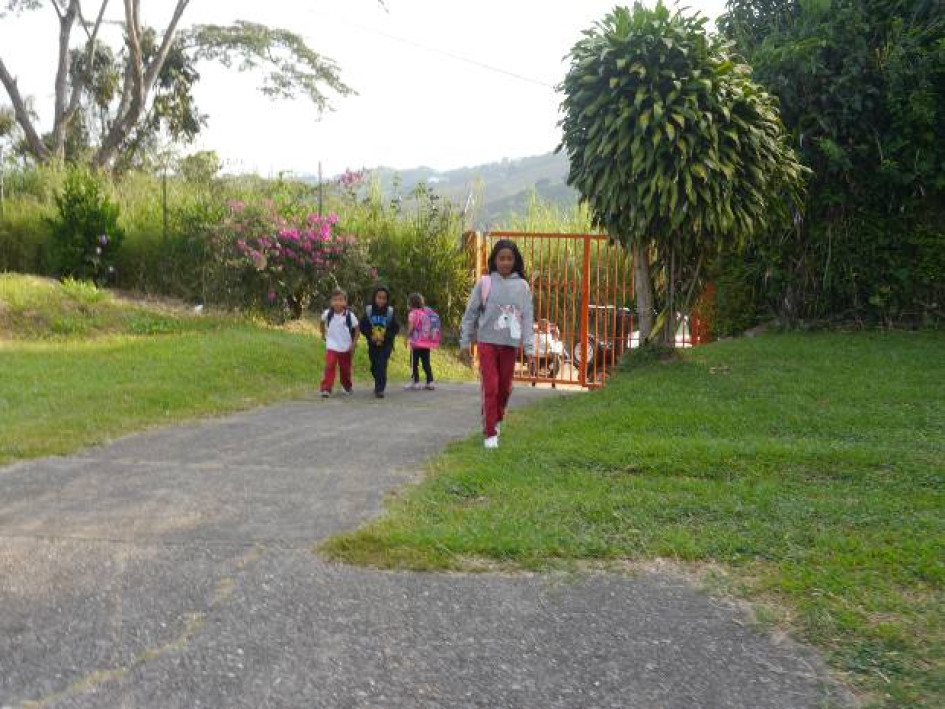 Foto | Julián García I LA PATRIA  En el colegio rural Cartagena, de Palestina, sus alumnos madrugaron a estudiar. Las clases empezaron a las 8:00 a.m. Todo este mes hay matrículas. Los estudiantes llegaron con optimismo porque ayer arrancó un nuevo año escolar.