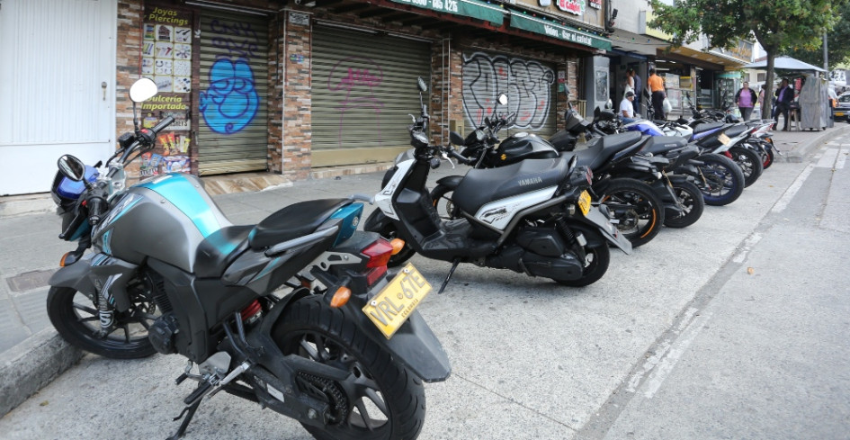 El SOAT (Seguro Obligatorio de Accidentes de Tránsito) es fundamental para la seguridad vial en Colombia, especialmente para los motociclistas. El SOAT (Seguro Obligatorio de Accidentes de Tránsito) es fundamental para la seguridad vial en Colombia, especialmente para los motociclistas.