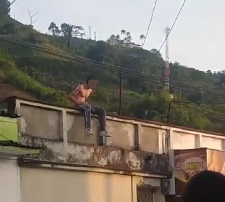 El hombre se negó a una requisa y se escondió en una casa ajena.