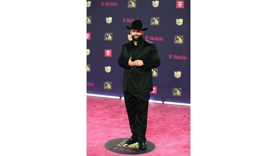 Carín León fue uno de los ganadores. 