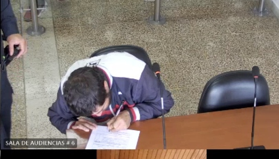 El señalado firma el acta en la que no acepta cargos.