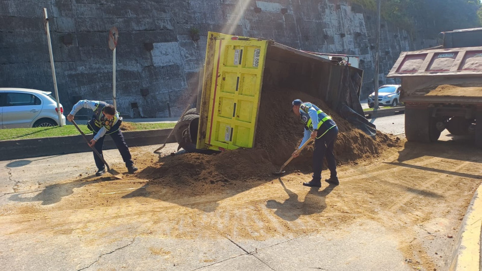 La volqueta que se volcó en la avenida Alberto Medoya Hoyos en Manizales este viernes.