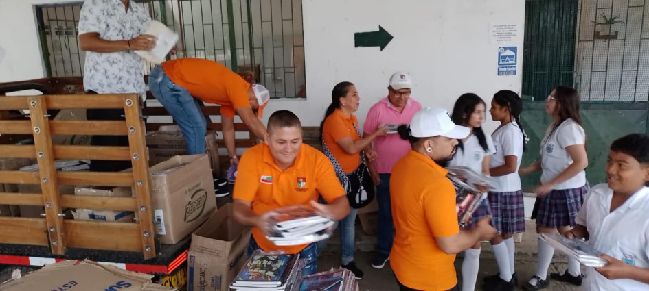En Victoria (Caldas) trasportaron útiles escolares a la Institución Educativa San Pablo.