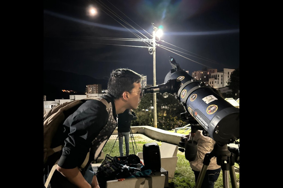 Observación de planetas por un telescopio en Manizales. Observación de planetas por un telescopio en Manizales.