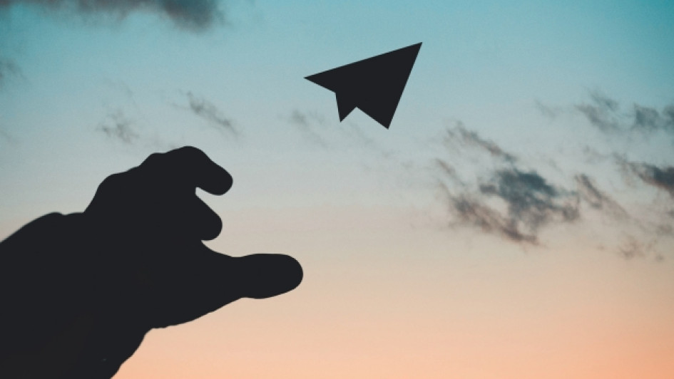 como-hacer-un-avion-de-papel-que-vuele-mucho Mano lanzando un avión de papel