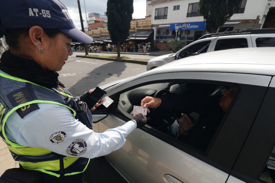 Si le hacen un comparendo, sea presencial o por fotodetección, puede aprovechar los beneficios de ley para pagar la mitad de la multa luego de asistir a un curso pedagógico. Si le hacen un comparendo, sea presencial o por fotodetección, puede aprovechar los beneficios de ley para pagar la mitad de la multa luego de asistir a un curso pedagógico.