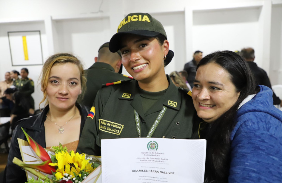 Son 63 jóvenes que juraron bandera como parte de su carrera como auxiliares de Policía en Caldas.