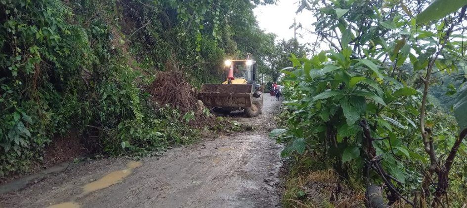 La Secretaría de Infraestructura de Caldas llevó maquinaria amarilla para remover el deslizamiento en la vía Villamaría-El Destierro.