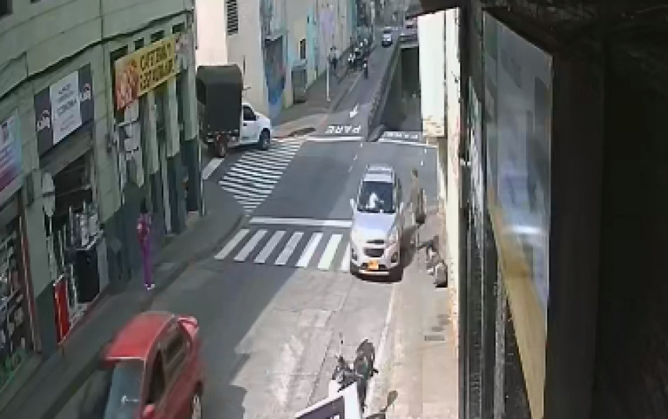 Momento en el que el hombre corre para detener el carro.