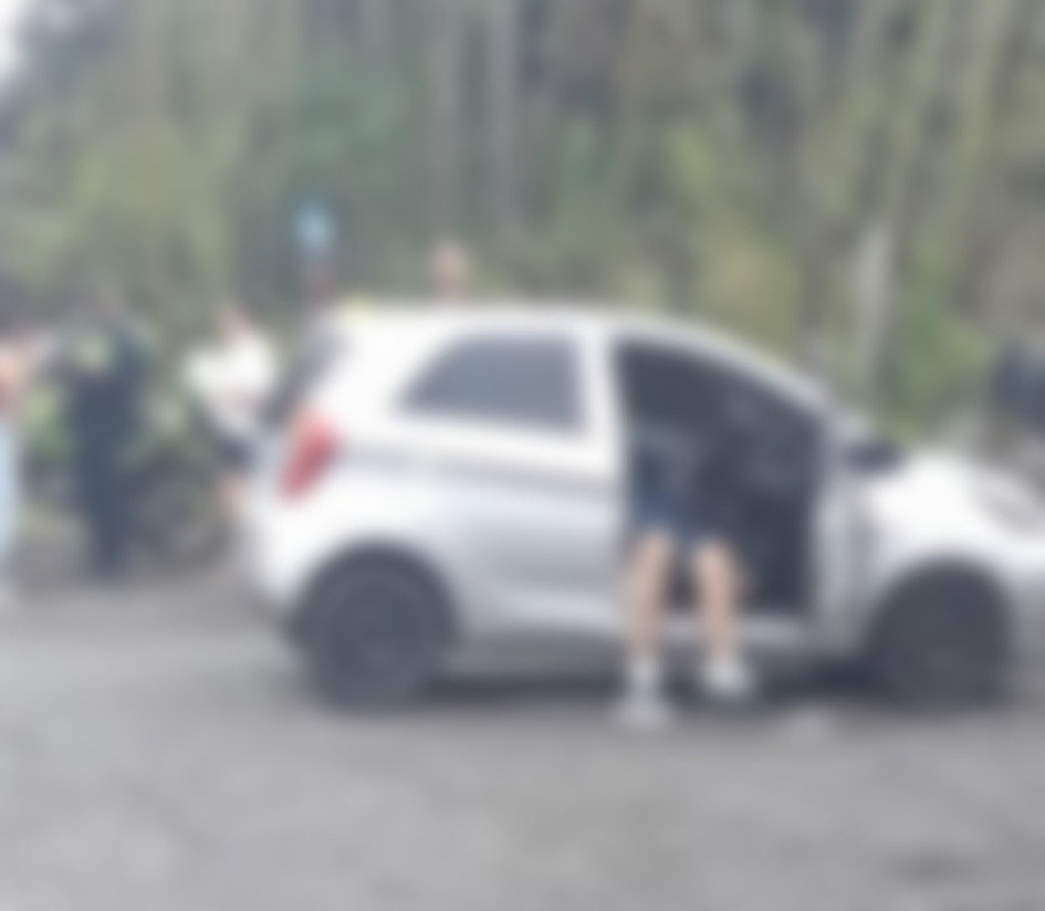 El asesinado quedó dentro del carro.