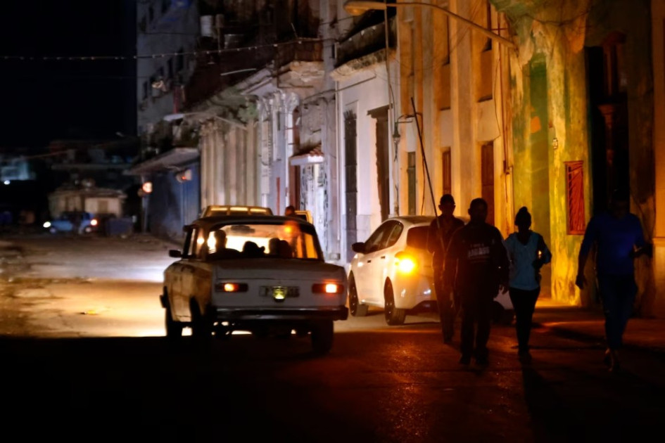 Personas caminando por un sector sin servicio eléctrico en La Habana (Cuba). Personas caminando por un sector sin servicio eléctrico en La Habana (Cuba).