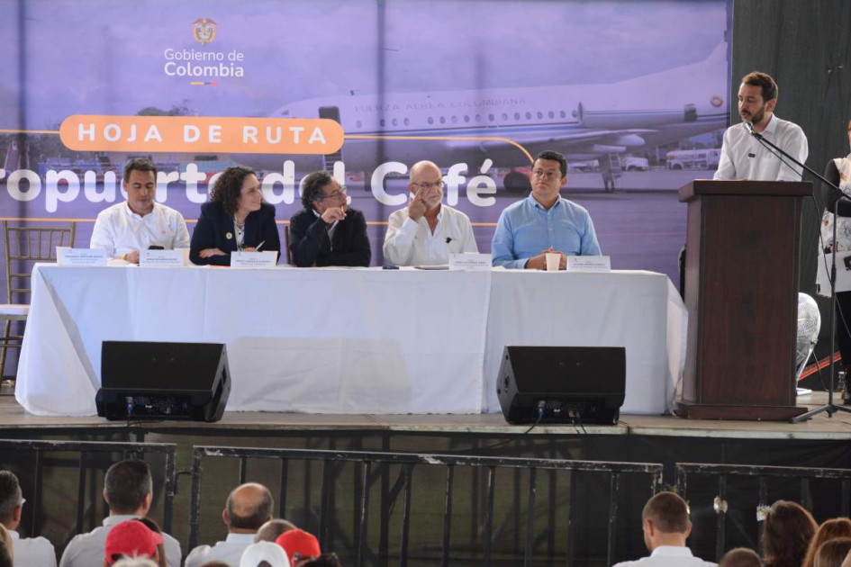 Fernando Merchán Ramos (der.), durante la visita del presidente Petro en diciembre a los terraplenes de Aerocafé. Fernando Merchán Ramos (der.), durante la visita del presidente Petro en diciembre a los terraplenes de Aerocafé.