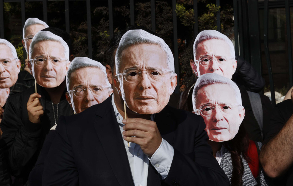 Cuando comenzó el juicio contra Álvaro Uribe, decenas de seguidores suyos se acercaron al complejo judicial de Paloquemao con máscaras del expresidente. Cuando comenzó el juicio contra Álvaro Uribe, decenas de seguidores suyos se acercaron al complejo judicial de Paloquemao con máscaras del expresidente.