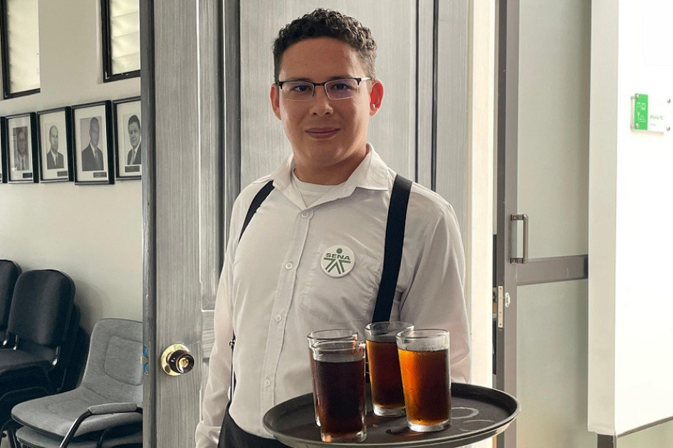Anderson Mendieta, aprendiz en el Técnico en Servicios de Restaurante y Bar. 