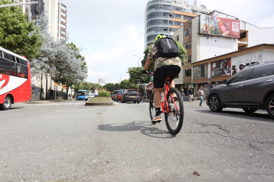 "El gran lío" de la ciclobanda en Manizales, explicado por el alcalde Rojas: revela los dos caminos posibles El alcalde de Manizales, Jorge Eduardo Rojas, explicó "el gran lío" que tiene frenado el proceso para remodelar la ciclobanda de la avenida Santander. Hay dos opciones sobre la mesa.
