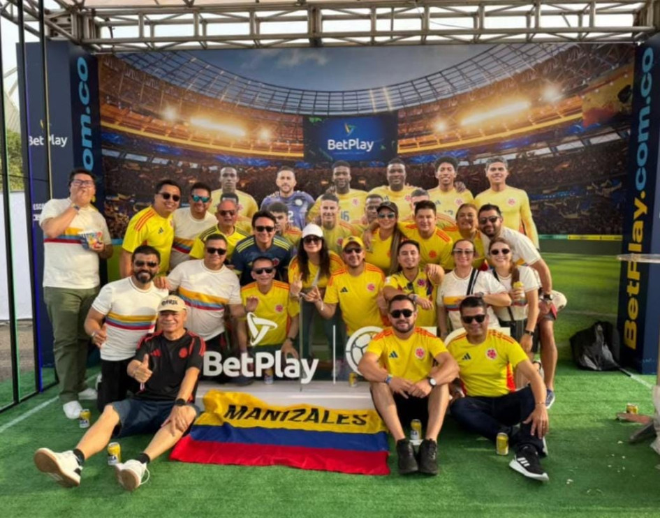 16 de los 19 concejales de Manizales viajaron a Barranquilla para ver el partido Colombia-Paraguay, por invitación de Álvaro González, vicepresidente de la Federación Colombiana de Fútbol, quien fue distinguido como ciudadano ilustre por la corporación. 16 de los 19 concejales de Manizales viajaron a Barranquilla para ver el partido Colombia-Paraguay, por invitación de Álvaro González, vicepresidente de la Federación Colombiana de Fútbol, quien fue distinguido como ciudadano ilustre por la corporación.