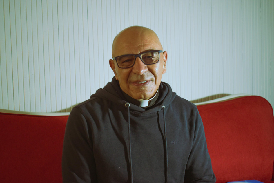 El padre Alberto Llanos Castaño insiste en que el conocimiento no tiene que ser deshumanizado, porque “la felicidad debe ser el centro de la educación”. El padre Alberto Llanos Castaño insiste en que el conocimiento no tiene que ser deshumanizado, porque “la felicidad debe ser el centro de la educación”.