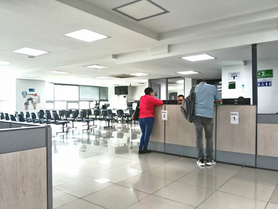 Mientras las oficinas y droguerías del Fomag permanecen llenas en Manizales, las dependencias de Cosmitet permanecen casi vacías.