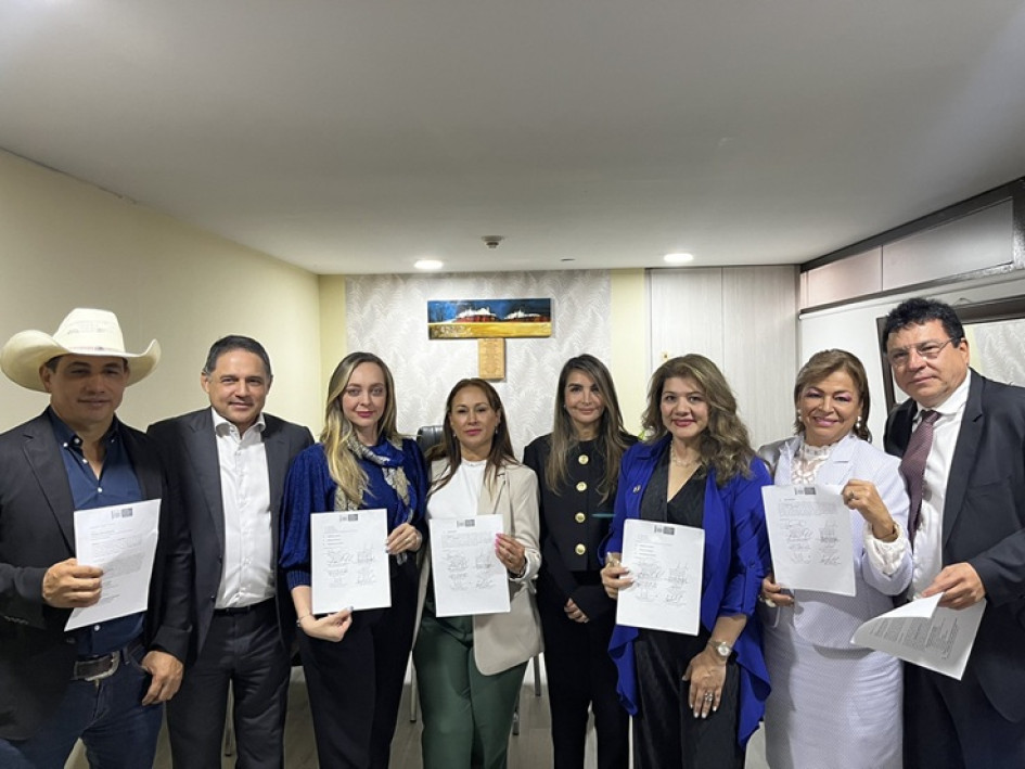 En contra de la reforma están Honorio Henríquez (Centro Democrático), Alirio Barrera (Centro Democrático), Esperanza Andrade (Partido Conservador), Nadia Blel (Partido Conservador), Berenice Bedoya (ASI), Miguel Ángel Pinto (Partido Liberal), Ana Paola Agudelo (Mira) y Lorena Ríos (Justa Libres). En contra de la reforma están Honorio Henríquez (Centro Democrático), Alirio Barrera (Centro Democrático), Esperanza Andrade (Partido Conservador), Nadia Blel (Partido Conservador), Berenice Bedoya (ASI), Miguel Ángel Pinto (Partido Liberal), Ana Paola Agudelo (Mira) y Lorena Ríos (Justa Libres).