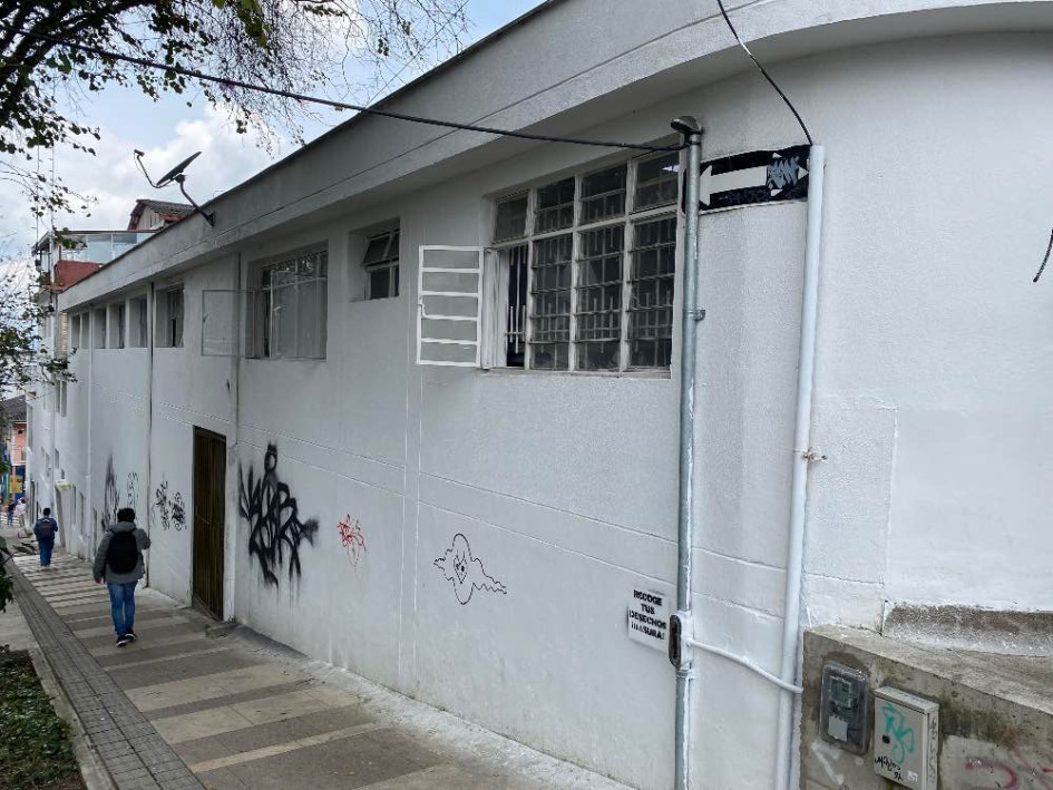 Foto | LA PATRIA Se vandalizó el lado izquierdo de la fachada de la sede de la Secretaría de Deportes de Manizales. Foto | LA PATRIA Se vandalizó el lado izquierdo de la fachada de la sede de la Secretaría de Deportes de Manizales.