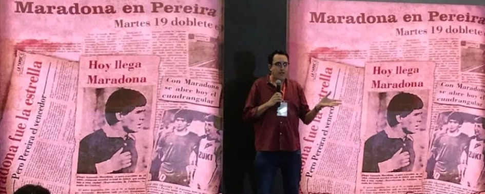 Juan Felipe Quiceno muestra algunas imágenes del registro del Diario La Tarde sobre la visita de Maradona a Pereira. Juan Felipe Quiceno muestra algunas imágenes del registro del Diario La Tarde sobre la visita de Maradona a Pereira.