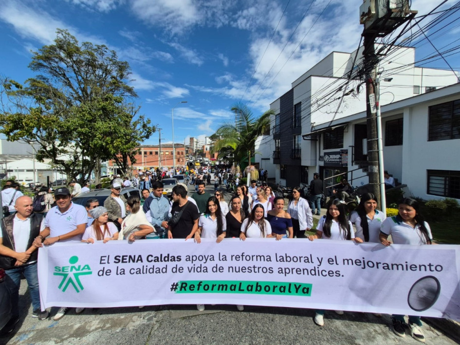Ciudadanos y sindicatos de Caldas encabezan las manifestaciones de apoyo al Gobierno nacional en Manizales. Dan por hundida la reforma laboral, que empezará a marchar a través de decretos. Ciudadanos y sindicatos de Caldas encabezan las manifestaciones de apoyo al Gobierno nacional en Manizales. Dan por hundida la reforma laboral, que empezará a marchar a través de decretos.