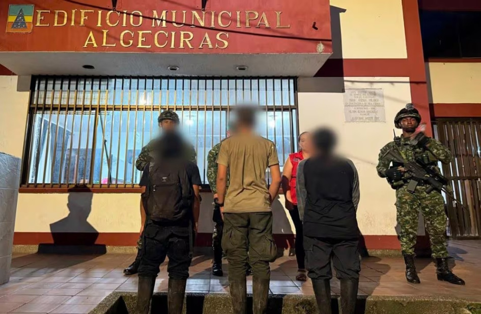 En el Huila, tres menores reclutados forzadamente fueron recuperados por el Ejército. En el Huila, tres menores reclutados forzadamente fueron recuperados por el Ejército.