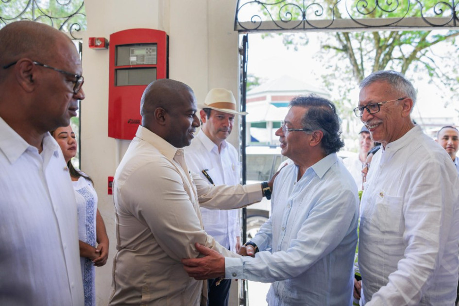 El presidente de Colombia, Gustavo Petro (c) y el embajador de Colombia en Panamá, Fabio Mariño (d) saludan al gobernador de Bocas del Toro, Edgardo Ibarra (2i) y al alcalde de Bocas del Toro, Wilbur Martínez (i), este sábado durante su visita a Bocas del Toro (Panamá). El presidente de Colombia, Gustavo Petro (c) y el embajador de Colombia en Panamá, Fabio Mariño (d) saludan al gobernador de Bocas del Toro, Edgardo Ibarra (2i) y al alcalde de Bocas del Toro, Wilbur Martínez (i), este sábado durante su visita a Bocas del Toro (Panamá).