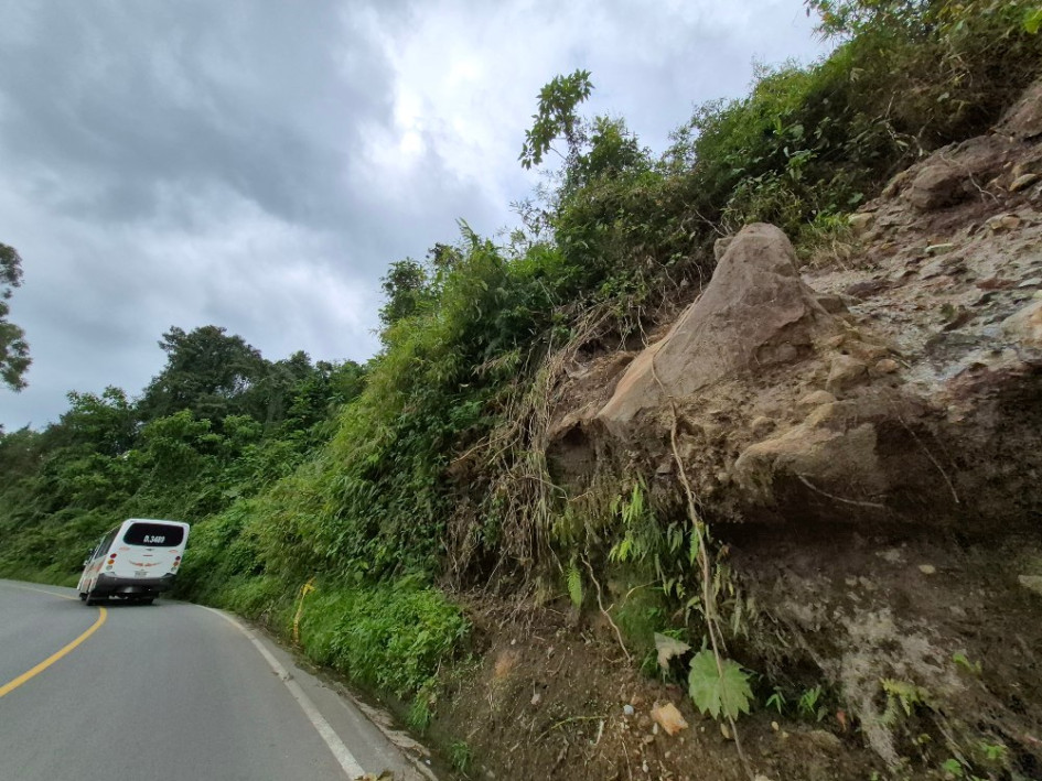 Foto | Freddy Arango | LA PATRIA Esta es la piedra con amenaza de deslizamiento en la vía a Gallinazo. Foto | Freddy Arango | LA PATRIA Esta es la piedra con amenaza de deslizamiento en la vía a Gallinazo.