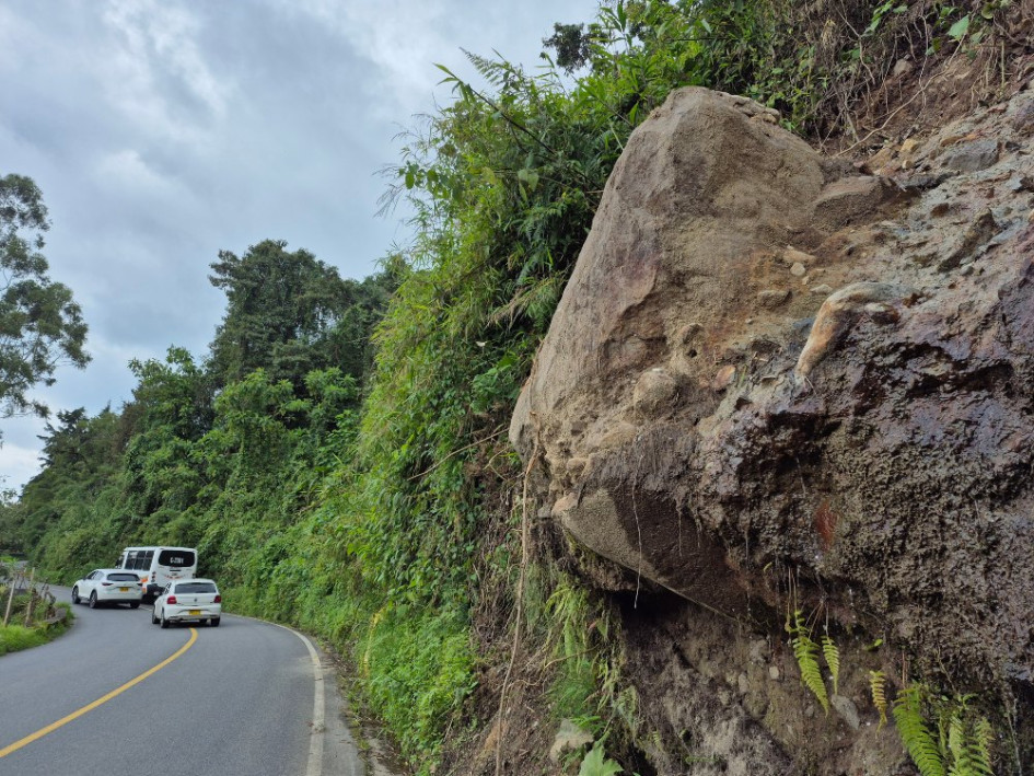 Foto | Freddy Arango | LA PATRIA Esta es la piedra que Promueve Más considera en amenaza de desprendimiento. Foto | Freddy Arango | LA PATRIA Esta es la piedra que Promueve Más considera en amenaza de desprendimiento.