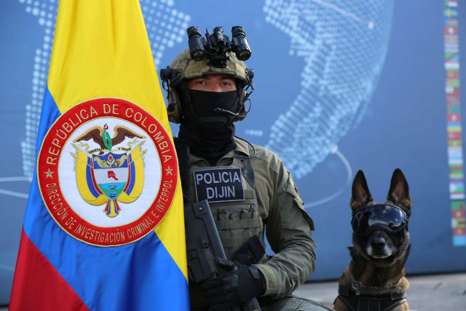 Uniformado de la Policía Nacional junto a su perro. 