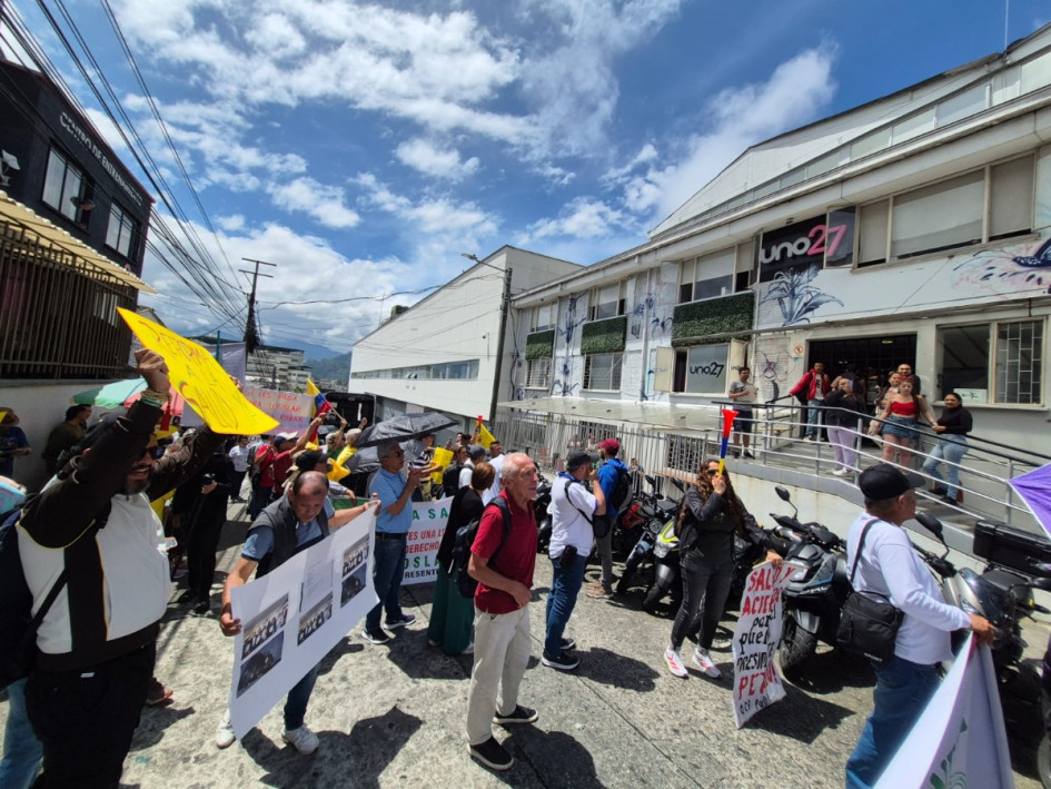 Las denuncias de los sindicatos de Caldas se centraron este martes en un call center del Grupo Abai en Manizales. Al parecer habrían despedido a unos trabajadores que querían sindicalizarse y descontarían la seguridad social del salario sin que el pago se vea reflejado. Las denuncias de los sindicatos de Caldas se centraron este martes en un call center del Grupo Abai en Manizales. Al parecer habrían despedido a unos trabajadores que querían sindicalizarse y descontarían la seguridad social del salario sin que el pago se vea reflejado.
