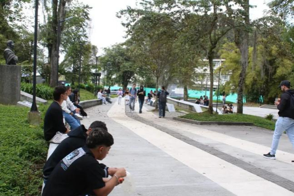 Aproximadamente 100 estudiantes se benefician con el programa Plan Padrino y Madrina.