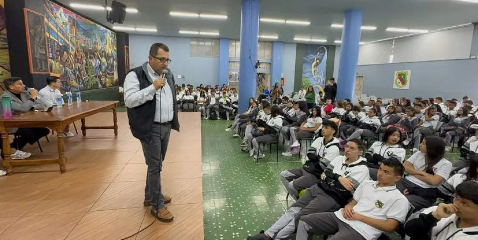 El rector de la Universidad de Caldas visitó el Instituto Universitario de Caldas para conversar con los estudiantes de bachillerato.