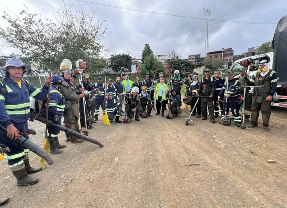 El personal de Emas durante la jornada de limpieza. 