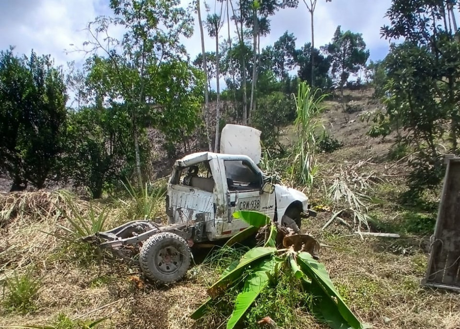 Dos personas resultaron lesionadas tras rodar en una camioneta, en el corregimiento de Pueblo Nuevo. Dos personas resultaron lesionadas tras rodar en una camioneta, en el corregimiento de Pueblo Nuevo.