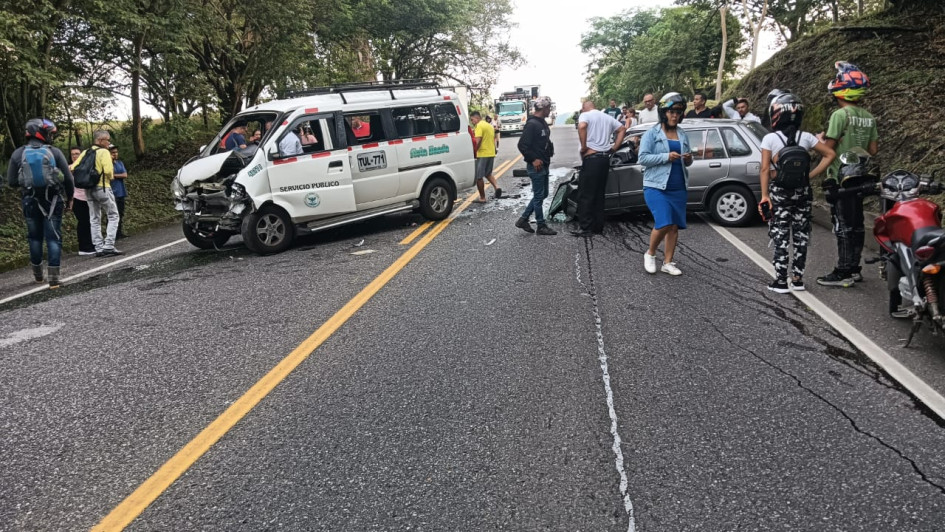 Dos carros se vieron involucrados en el accidente, en el que murieron dos personas y otras cuatro resultados heridas. Dos carros se vieron involucrados en el accidente, en el que murieron dos personas y otras cuatro resultados heridas.