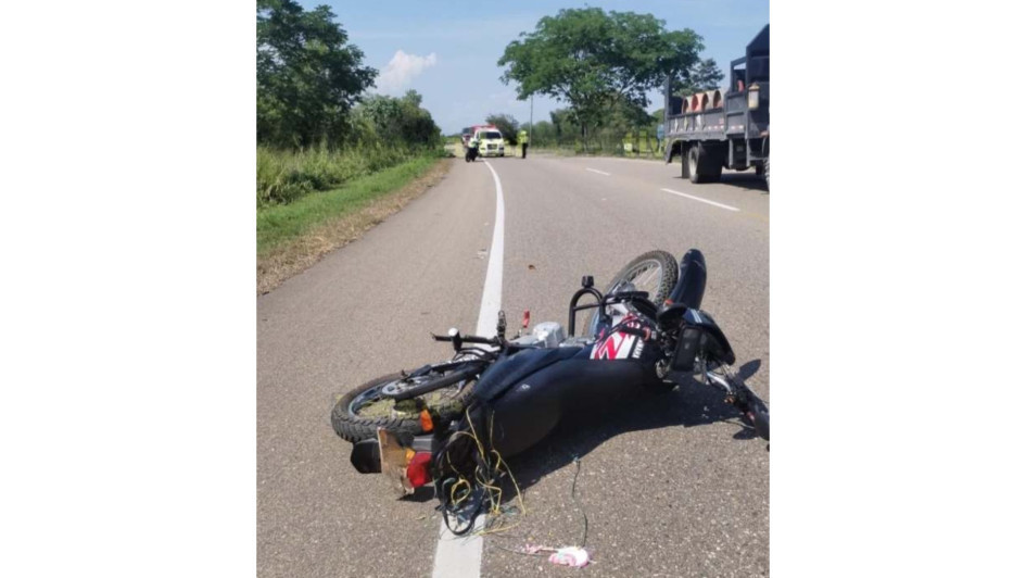 El accidente entre la moto y la tractomula ocurrió en la vía Manizales - Medellín. Una persona murió. El accidente entre la moto y la tractomula ocurrió en la vía Manizales - Medellín. Una persona murió.
