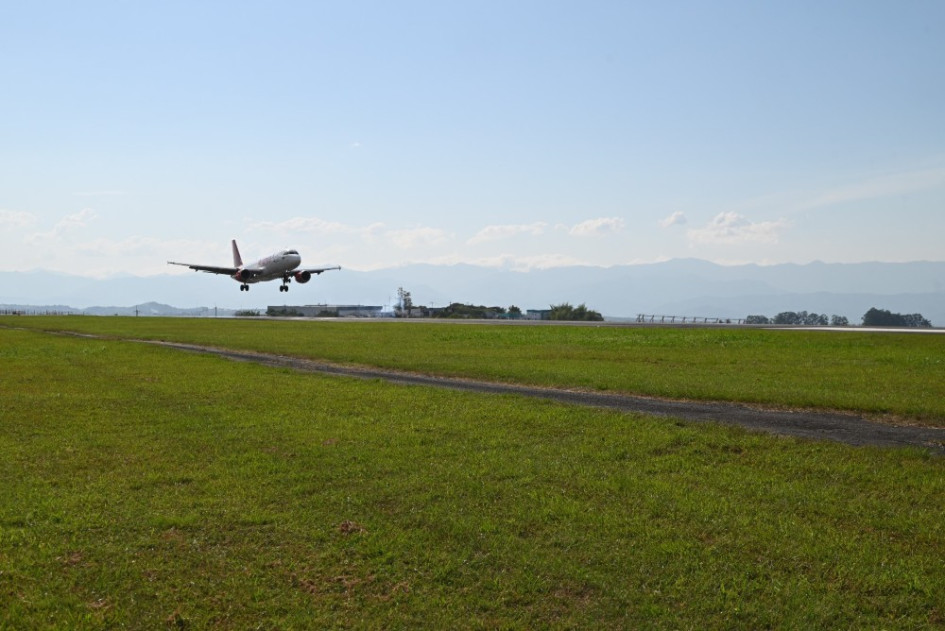 Dichas cartas permitirán a partir del 17 de abril, el aterrizaje de aeronaves Boeing 737-800 Nueva Generación, clasificadas en la categoría D, con capacidad de hasta 189 pasajeros. Dichas cartas permitirán a partir del 17 de abril, el aterrizaje de aeronaves Boeing 737-800 Nueva Generación, clasificadas en la categoría D, con capacidad de hasta 189 pasajeros.