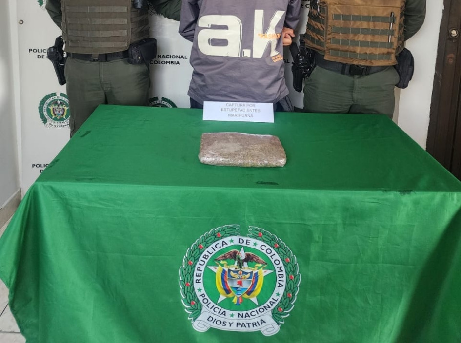 Uno de los detenidos llevaba marihuana. Uno de los detenidos llevaba marihuana.